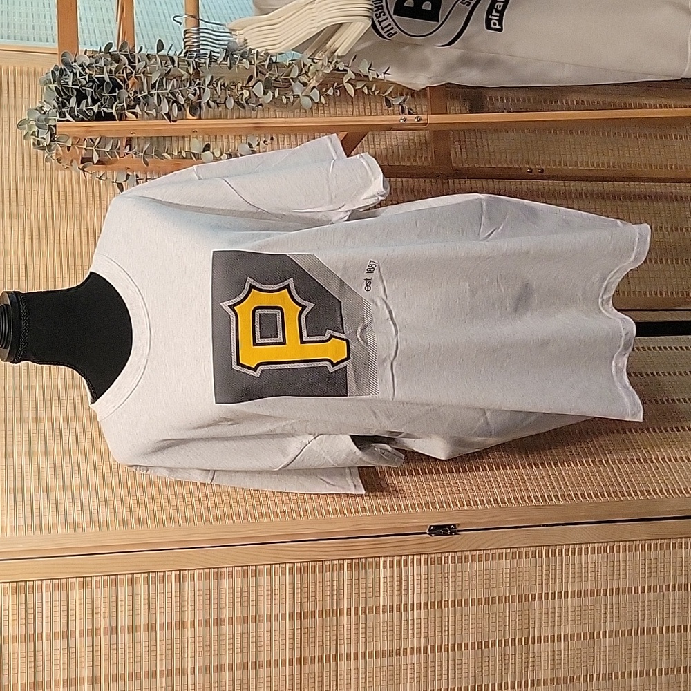 NWOT Men's Pittsburgh Pirates Graphic Tee - Size XL